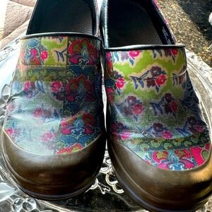 Vintage floral Dansko size 37 vegan 🌱